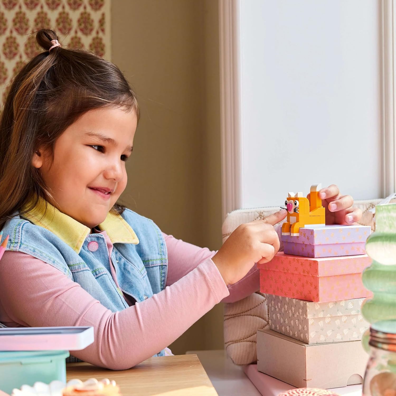 Lego 11042 Classic Creative Happy Box (680 Pieces) - Image 4