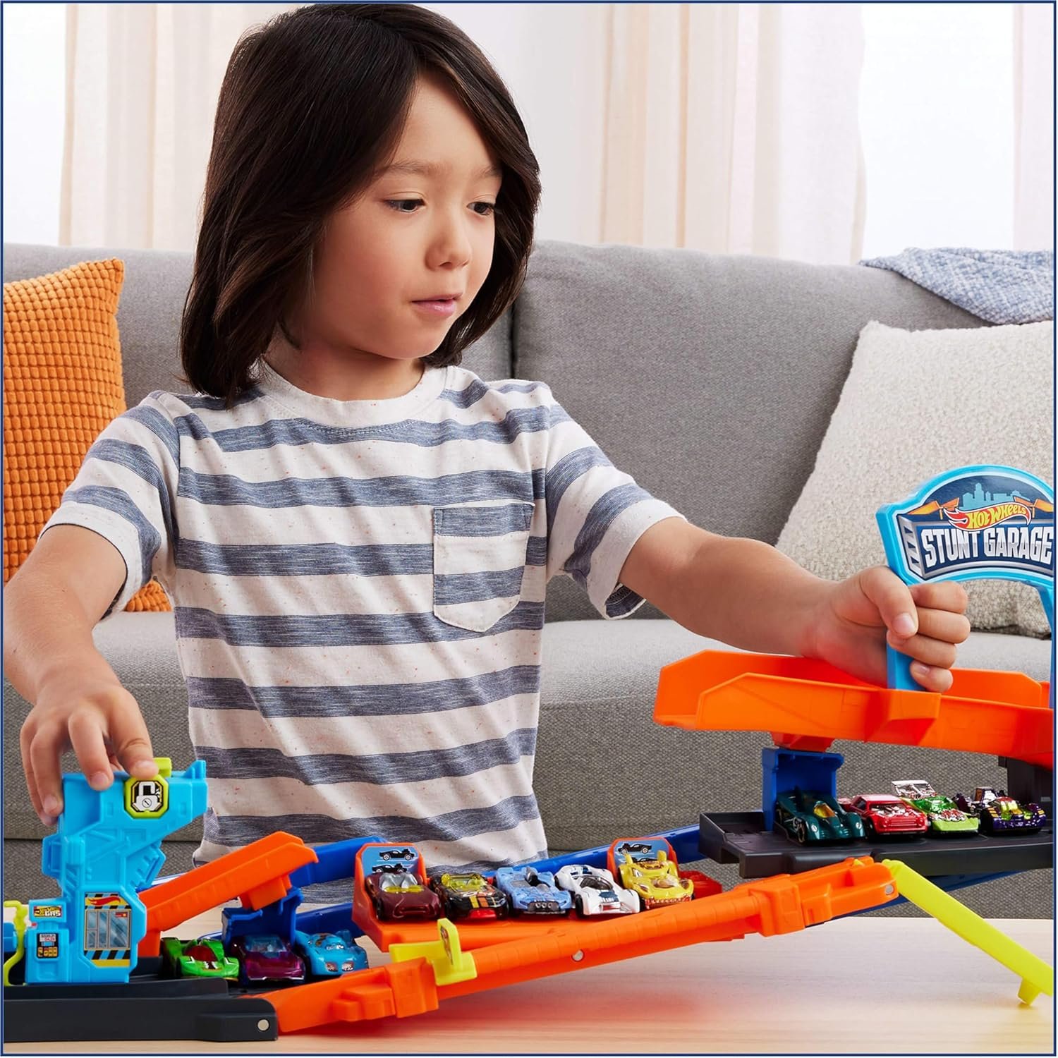 Hot Wheels City Toy Car Track Set, Transforming Stunt Garage Playset & 1:64 Scale Die-Cast Vehicle, Storage for 10+ Cars & Stunting Speedway - Image 4